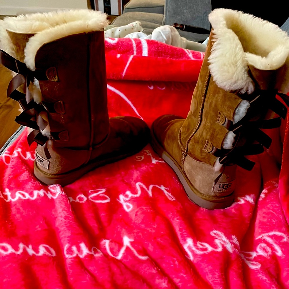 Uggs size us 4 fits like a size 6 wonderful condition